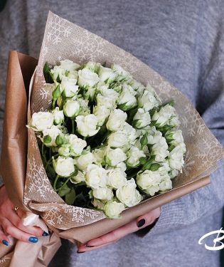 Букет из кустовых белых роз