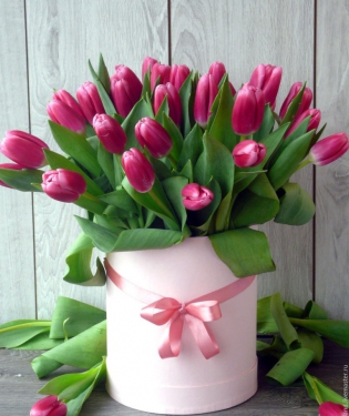 Розовые тюльпаны в коробке