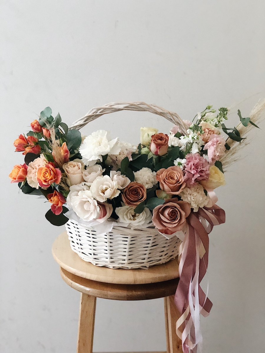 Корзина с цветами Фаберже - купить в Москве по отличной цене с недорогой  доставкой в цветочном магазине BotanicaLab